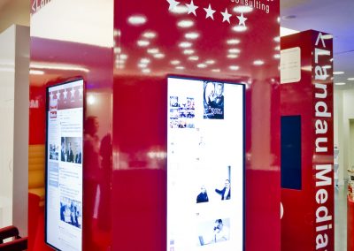Rote und weisse Stellwände mit Infolights an der Stellwand