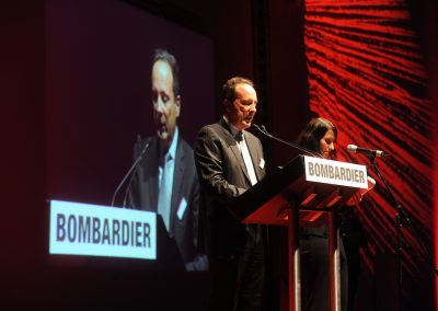 Redner an Pult mit Mikrofon, Bombardier