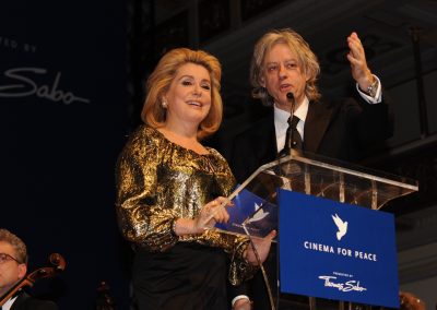 Mann und Frau am Mikrofon bei Cinema for Peace Gala