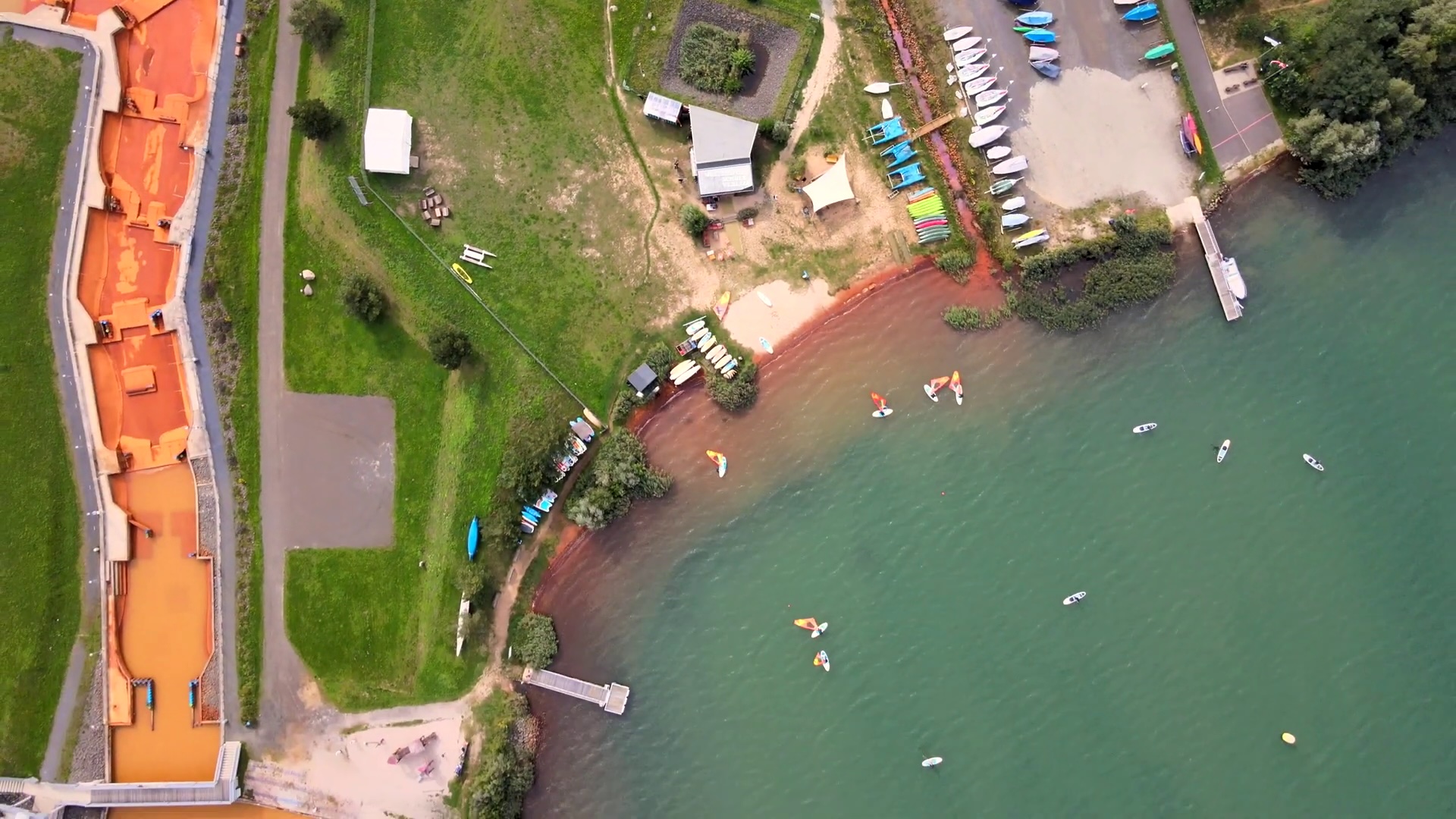 Die Eventlocation All-on-Sea von oben mit See und Strand und Anlegeplatz.