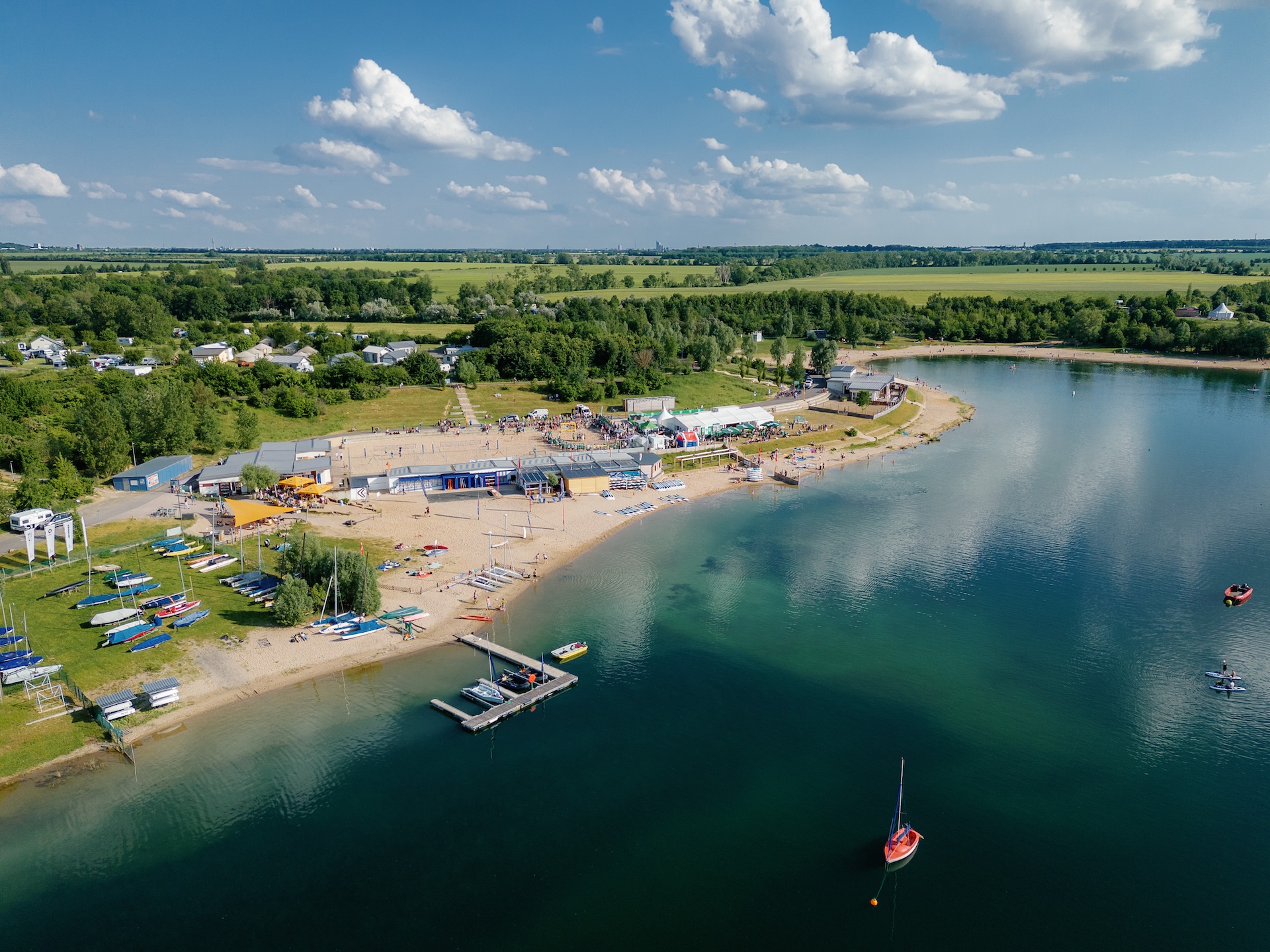 ALL-on-SEA komplette Bucht mit Strand, Bootsanleger, Beachvolleyballplätze, SUPs, Kanus, Windsurfcenter
