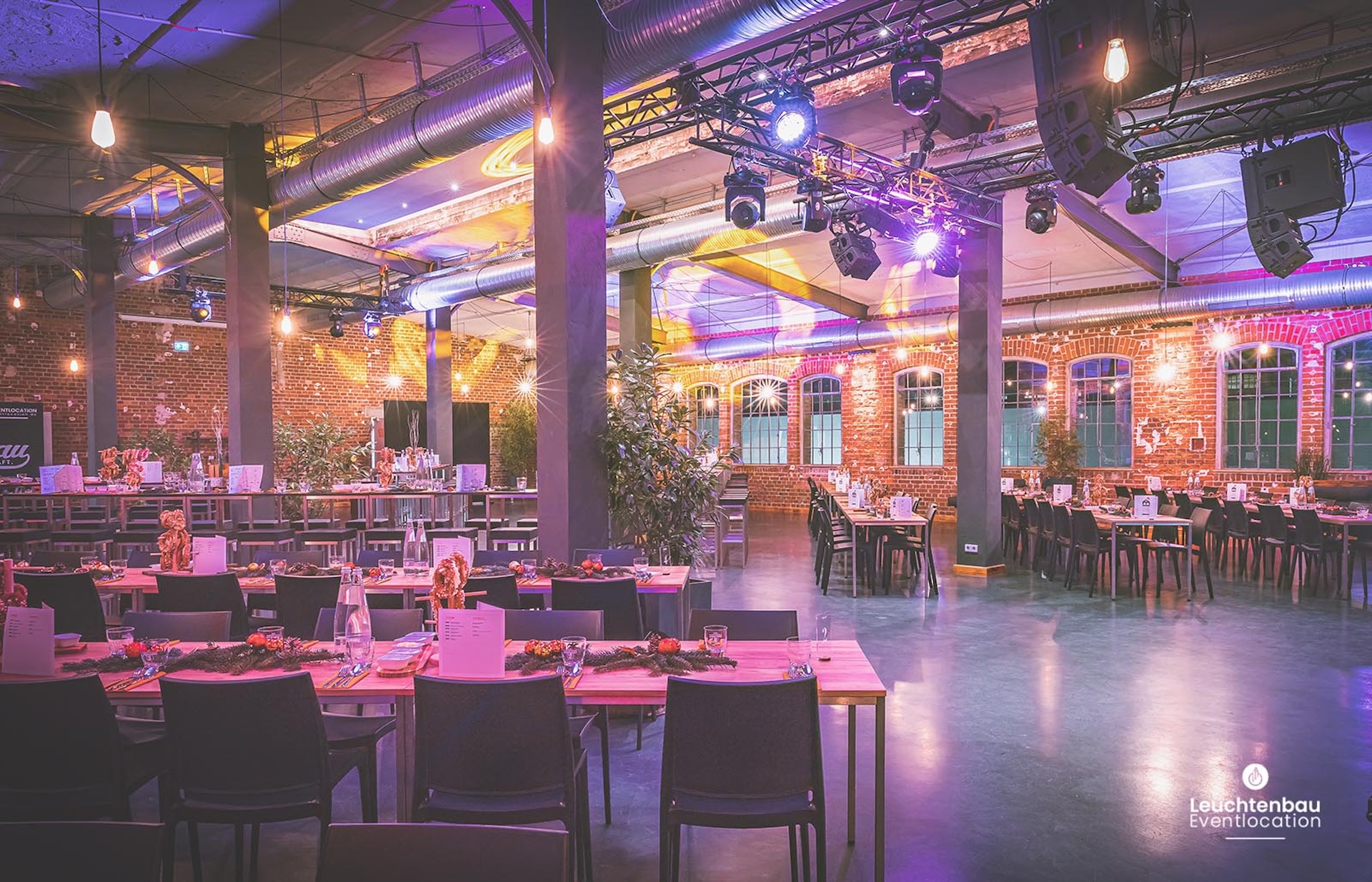 Die Leuchtenbau Eventlocation ausgestattet mit Licht-und Tontechnik für ein ausgelassenes Dinner.