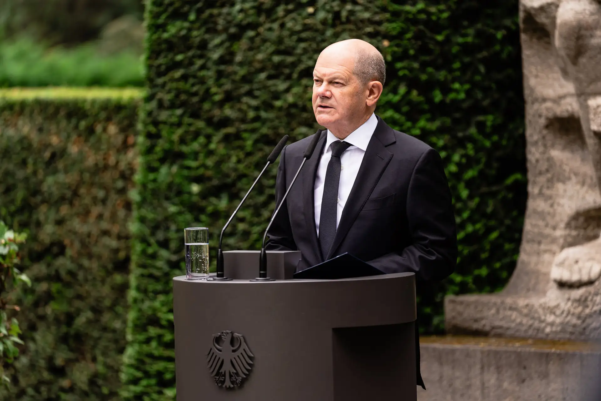 Hybrid Veranstaltung zum Gedenktag 17. Juni Bundeskanzler Scholz vor Rednerpult mit neuester Technik