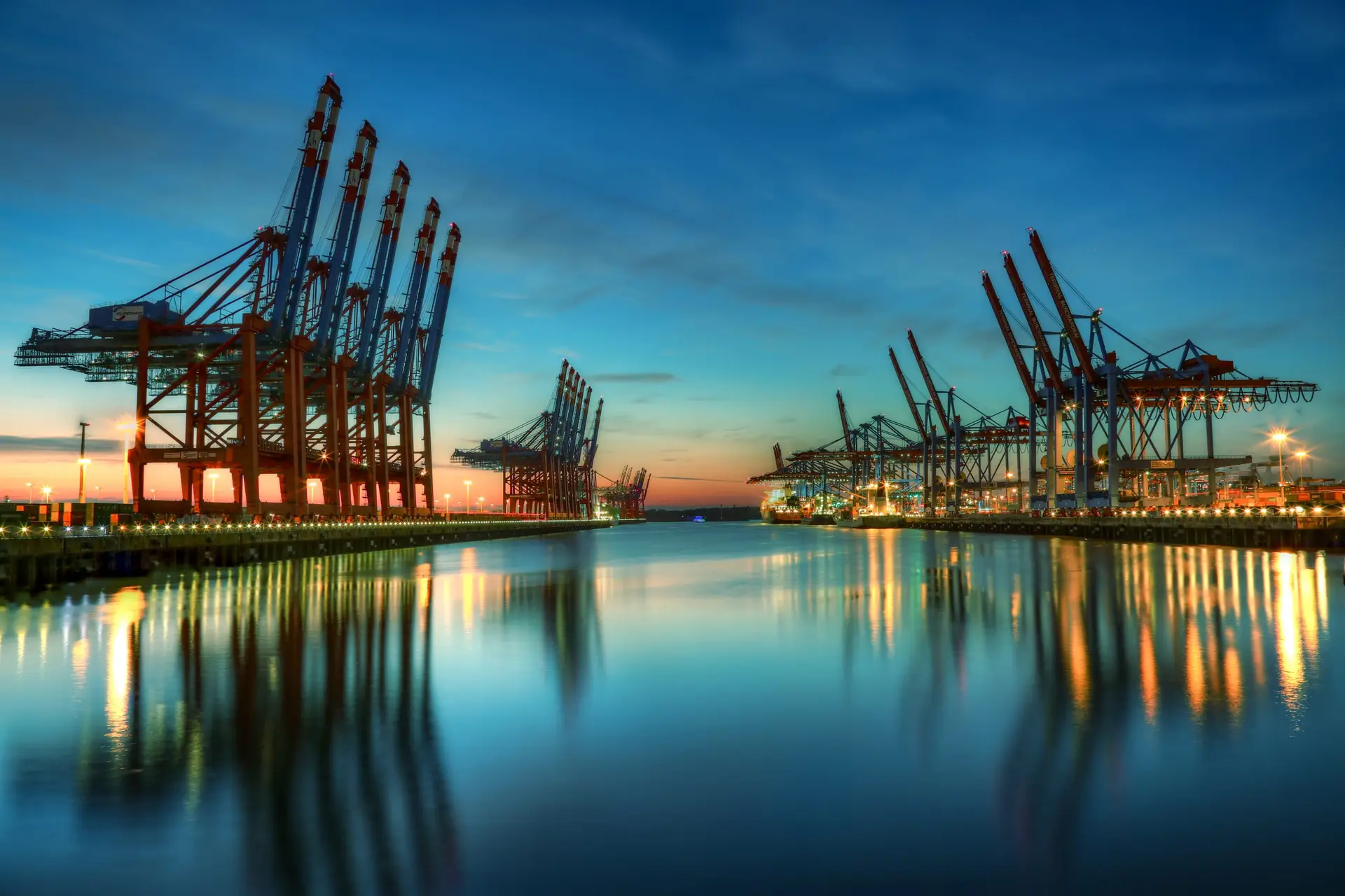 Kräne am Hamburger Hafen bei Dämmerung aufgenommen mit Veranstaltungstechnik